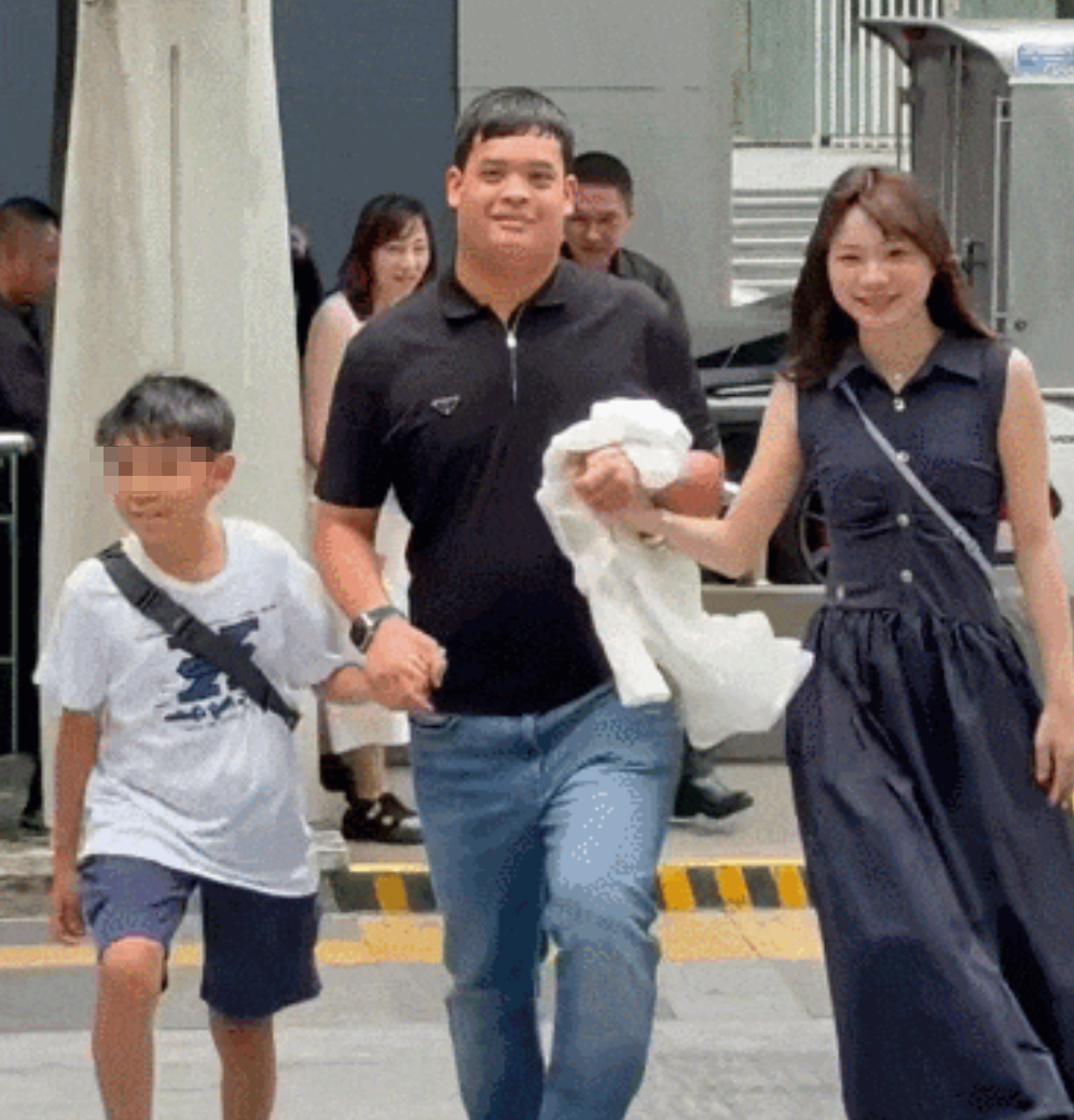 泰王室独苗“傻”王子公开日本女友！闹市牵手与民众热情互动，或因娶外籍退出夺嫡大战？