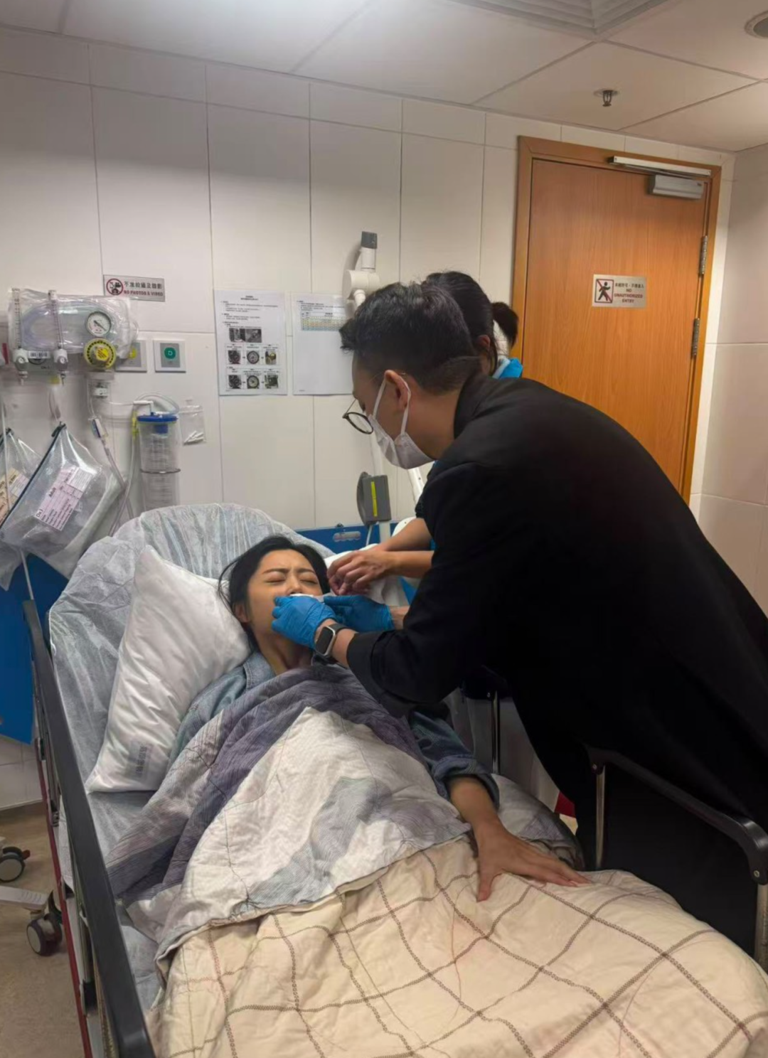 惊险! 华人女星拍戏时出意外 脸部缝50多针! 重伤后拿下影后 领奖不敢大笑!