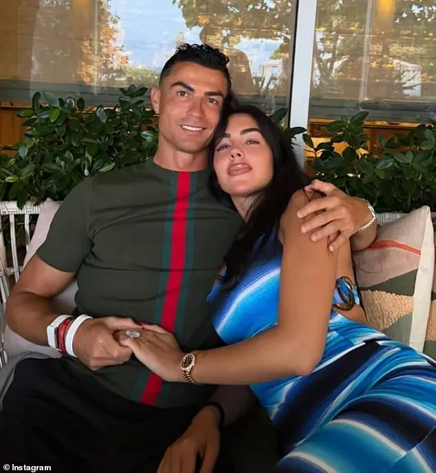 C罗和乔治娜举办婚礼！放烟幕弹声东击西低调完婚，五个孩子做见证人...