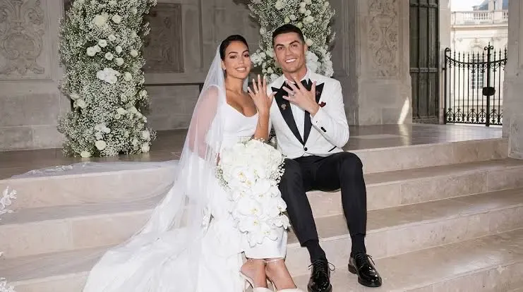 C罗和乔治娜举办婚礼！放烟幕弹声东击西低调完婚，五个孩子做见证人...