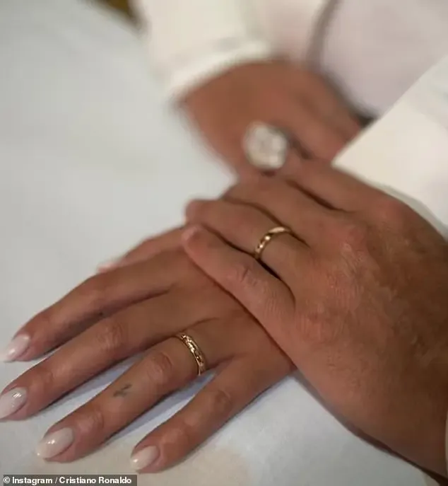 C罗和乔治娜举办婚礼!放烟幕弹声东击西低调完婚,五个孩子做见证人...