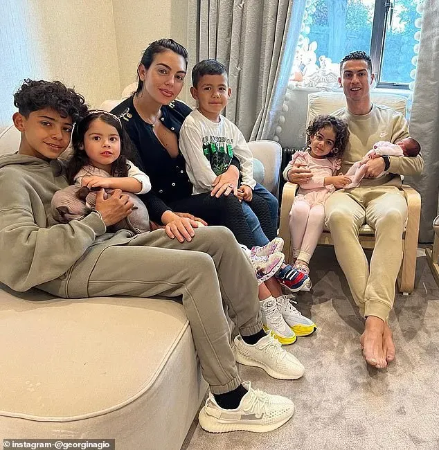 C罗和乔治娜举办婚礼！放烟幕弹声东击西低调完婚，五个孩子做见证人...