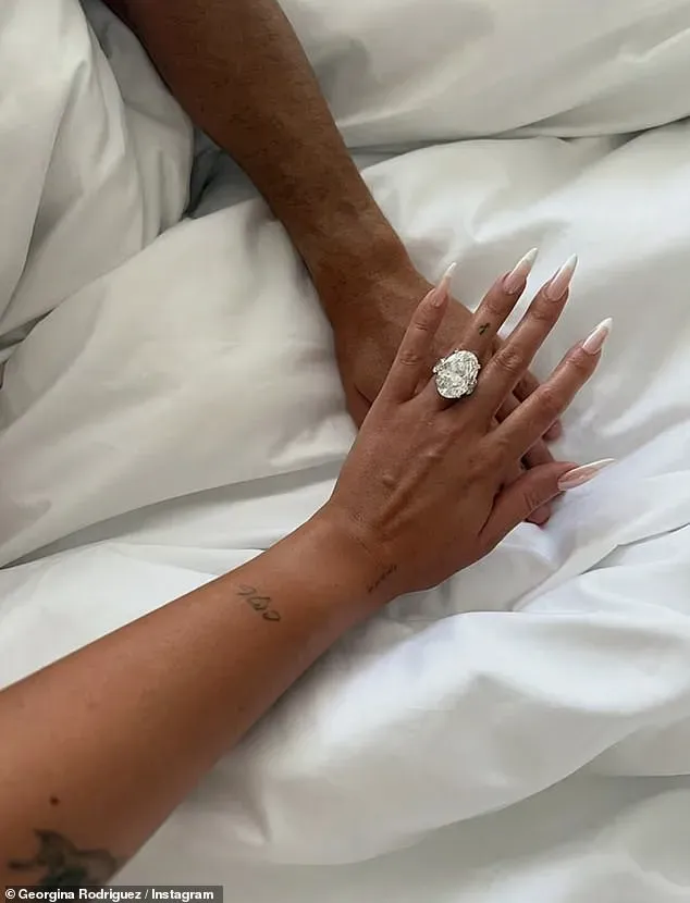 C罗和乔治娜举办婚礼！放烟幕弹声东击西低调完婚，五个孩子做见证人...