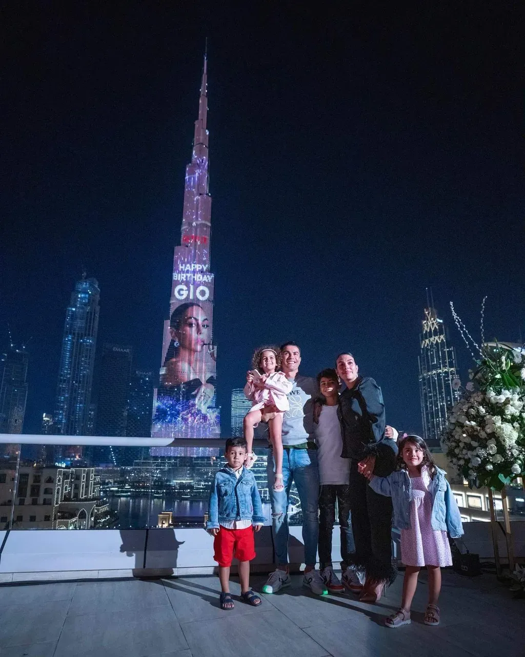 C罗和乔治娜举办婚礼！放烟幕弹声东击西低调完婚，五个孩子做见证人...