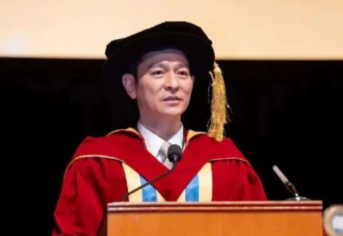 64岁刘德华再获荣誉博士学位！20岁出道，60岁获博士，这才是“偶像”该有的样子