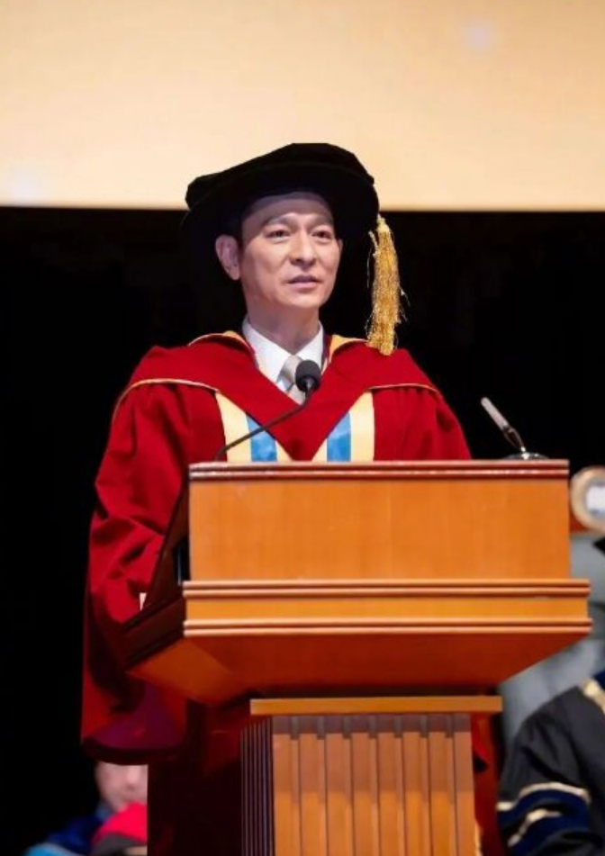 64岁刘德华再获荣誉博士学位!20岁出道,60岁获博士,这才是“偶像”该有的样子