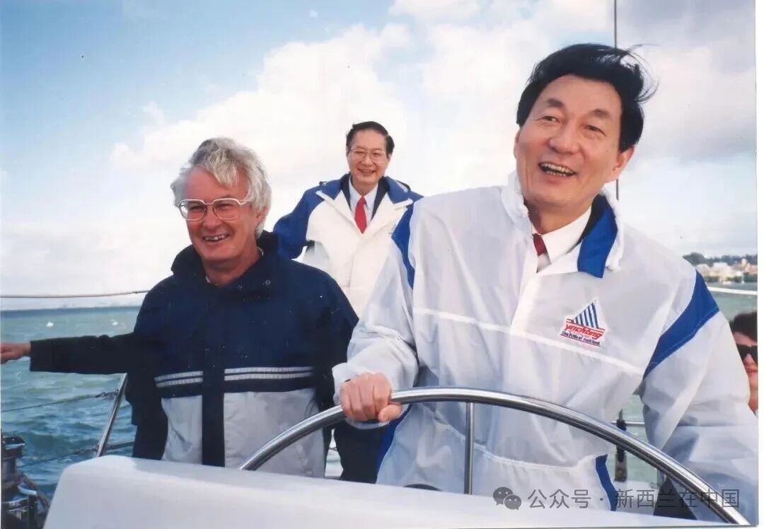 朱镕基访新时曾亲自驾驶游艇，珍贵历史照片曝光，新西兰驻华大使馆发文悼念