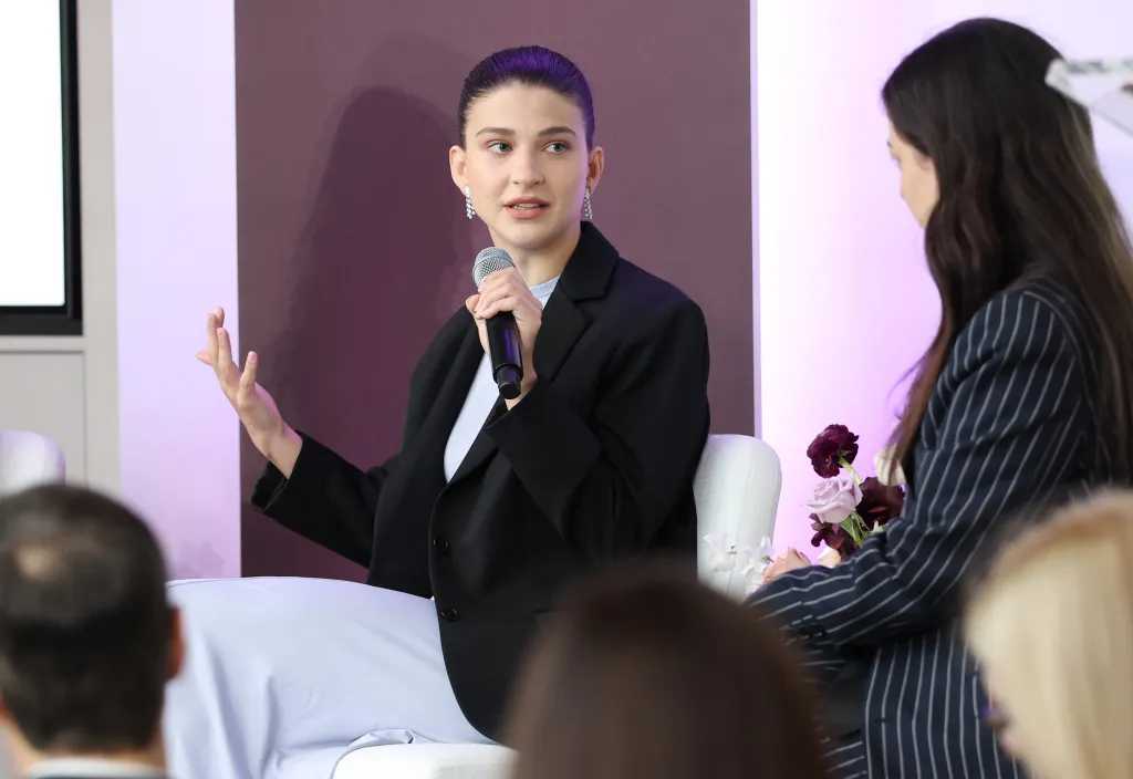 盖茨女儿搞电诈骗了12亿?狂炫创业成功还教育网友别怕苦怕累,如今或坐牢20年?
