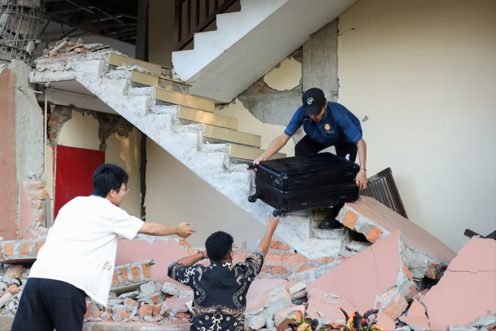 印尼突发7.7级强震!已致至少47人死亡,海啸一度来袭,数千人紧急撤离