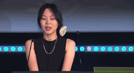 韩国不伦恋影后带1岁私生子领奖,疲惫沧桑称“内心苦闷”,万人迷心态变了?