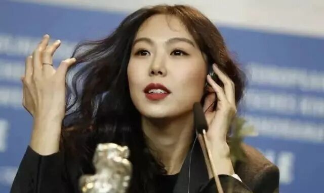 韩国不伦恋影后带1岁私生子领奖,疲惫沧桑称“内心苦闷”,万人迷心态变了?