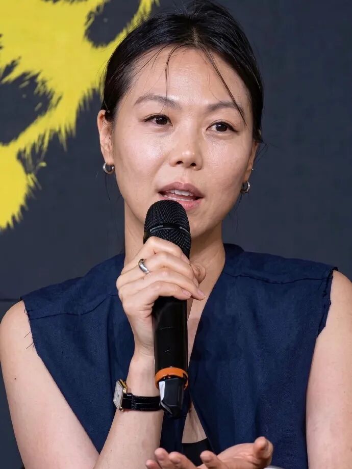 韩国不伦恋影后带1岁私生子领奖,疲惫沧桑称“内心苦闷”,万人迷心态变了?