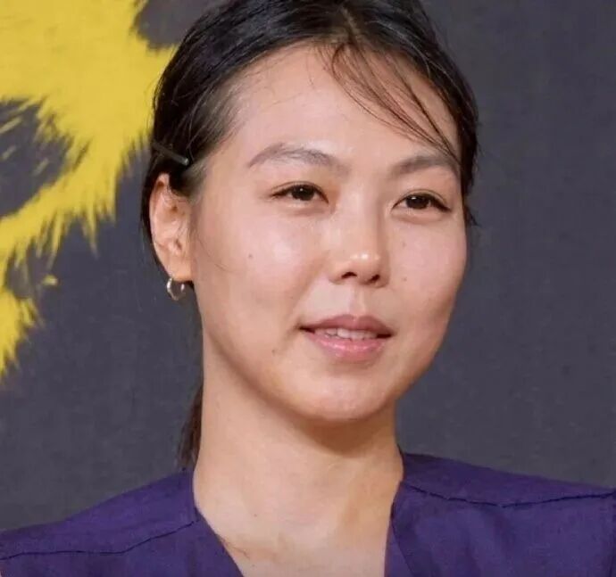 韩国不伦恋影后带1岁私生子领奖,疲惫沧桑称“内心苦闷”,万人迷心态变了?