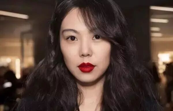 韩国不伦恋影后带1岁私生子领奖,疲惫沧桑称“内心苦闷”,万人迷心态变了?