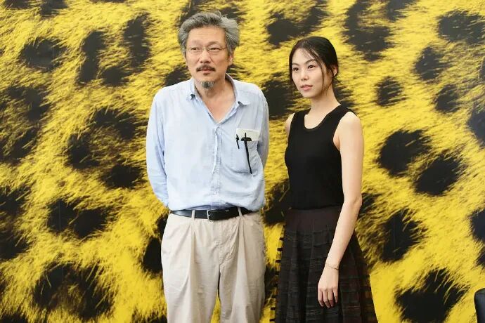 韩国不伦恋影后带1岁私生子领奖,疲惫沧桑称“内心苦闷”,万人迷心态变了?