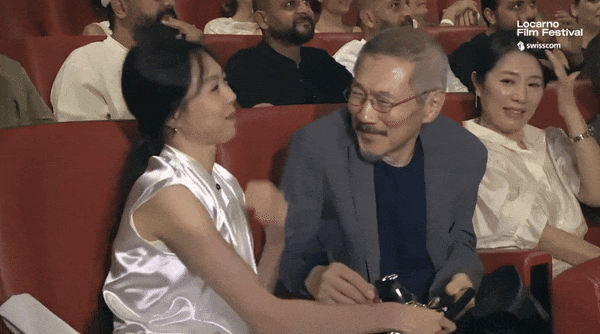 韩国不伦恋影后带1岁私生子领奖,疲惫沧桑称“内心苦闷”,万人迷心态变了?