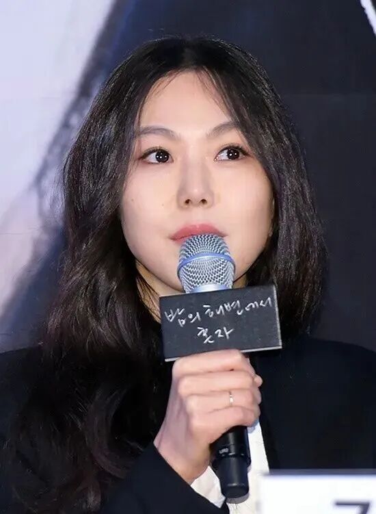 韩国不伦恋影后带1岁私生子领奖,疲惫沧桑称“内心苦闷”,万人迷心态变了?