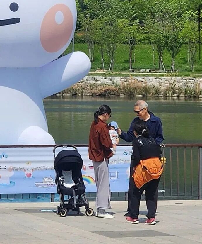 韩国不伦恋影后带1岁私生子领奖,疲惫沧桑称“内心苦闷”,万人迷心态变了?