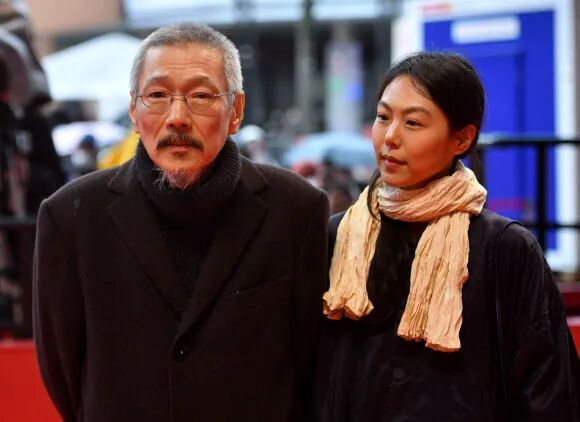 韩国不伦恋影后带1岁私生子领奖,疲惫沧桑称“内心苦闷”,万人迷心态变了?