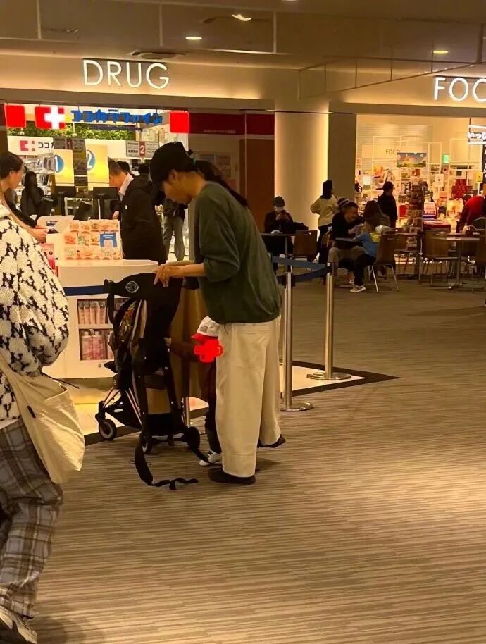 韩国不伦恋影后带1岁私生子领奖,疲惫沧桑称“内心苦闷”,万人迷心态变了?