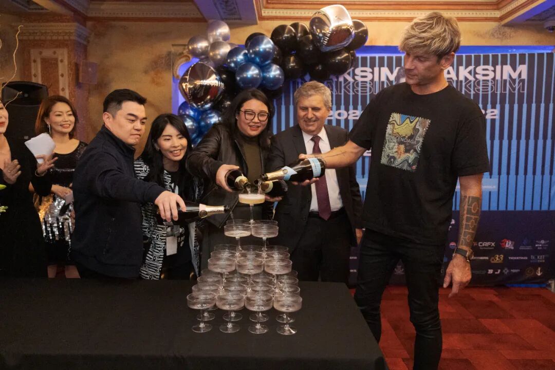 独家!16岁湖北少年远赴新西兰,20多年后纵横豪车、演艺、地产、医美、高端进口等赛道,涉五大产业……