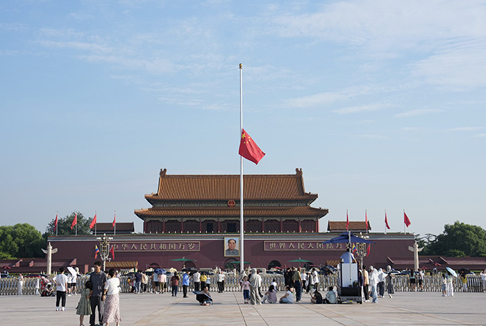 天安门等地下半旗悼念中国前总理朱镕基