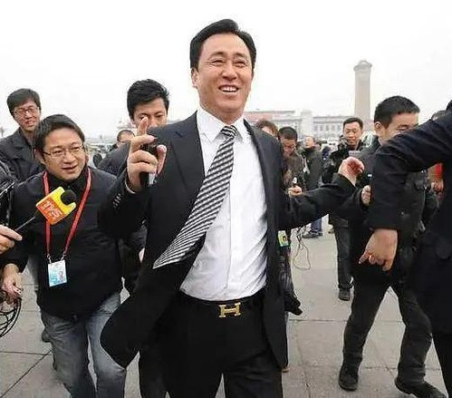 男子搭讪不成围堵辱骂逼女游客下跪,他还有脸说“欢迎来旅游”