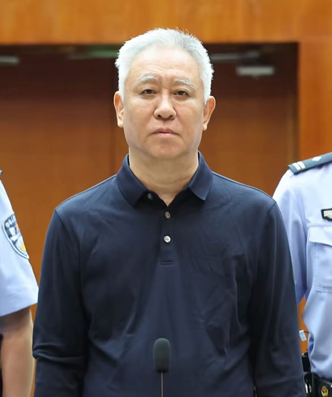 男子搭讪不成围堵辱骂逼女游客下跪,他还有脸说“欢迎来旅游”