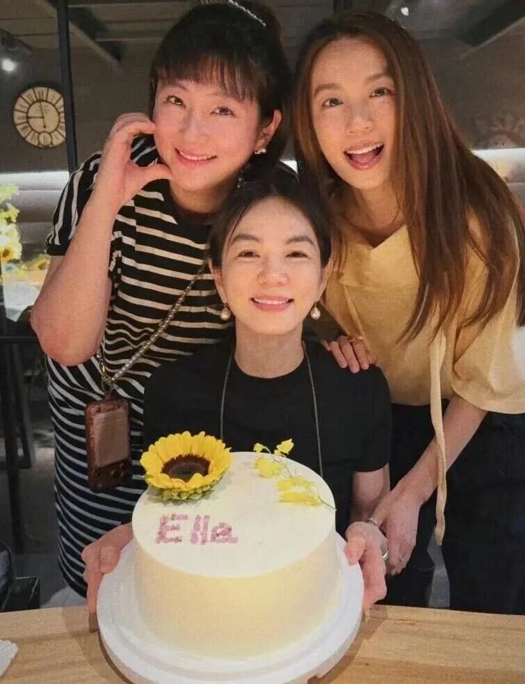 退圈2年，Selina被爆素颜近照：她怎么胖成这样了？