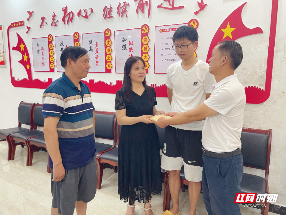 “老人进店休息离世，店家主动救助反赔1.9万”，官方确认女店主无过错；店家获当地企业2万元慰问金