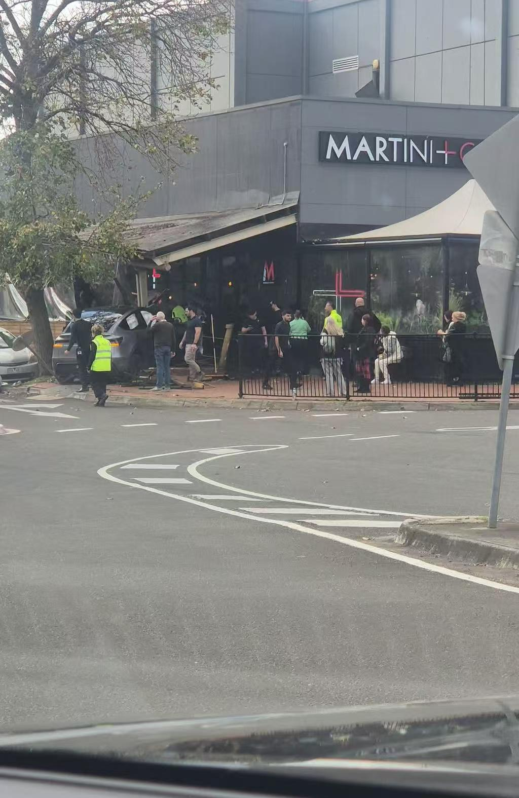 墨尔本Westfield突发惨烈车祸! 特斯拉失控撞入购物中心, 行人当场身亡! 大批警车救护车出动