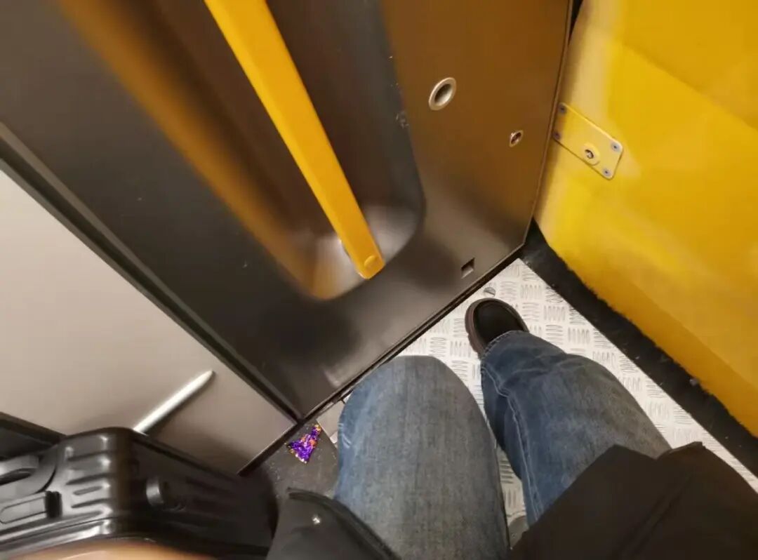全网吵翻的“火车零食占座”有结论了,但乘客最苦的痛点还没解决