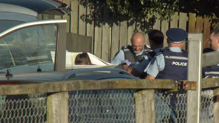嫌犯在逃！奥克兰住宅两人死亡，警方展开双重谋杀案调查