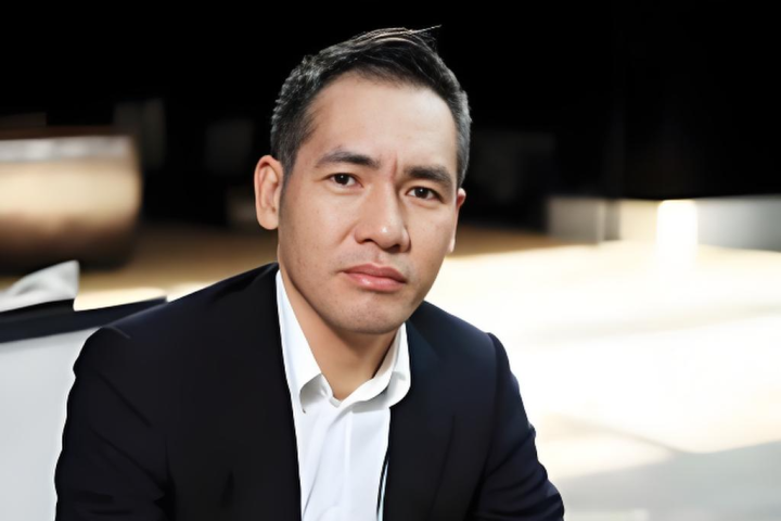 中国时尚圈大佬被证监会立案!几台缝纫机起步,上市时高圆圆陪同敲钟,一度登上胡润榜;其女曾自愿降薪给董明珠当秘书,结果输给孟羽童