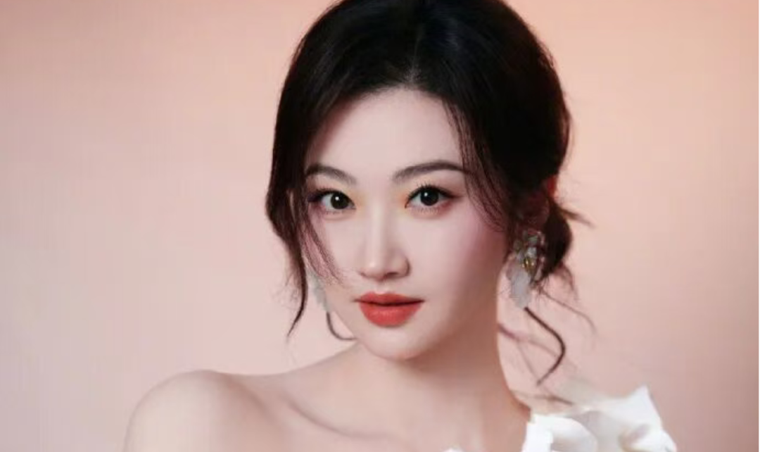景甜风波后首次现身！打扮精致身形清瘦，三名保镖陪同逛商场