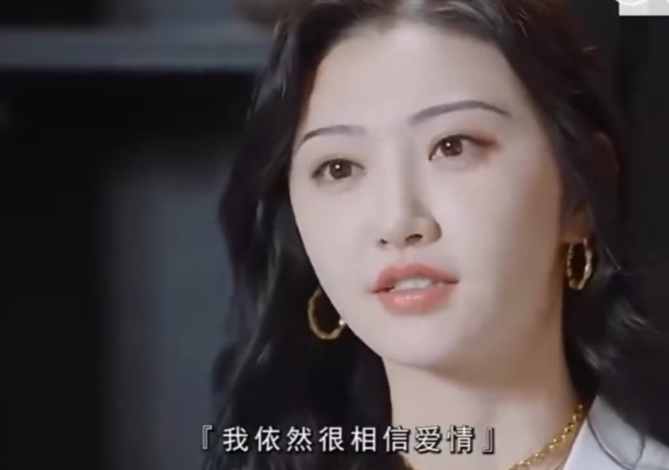 景甜风波后首次现身！打扮精致身形清瘦，三名保镖陪同逛商场