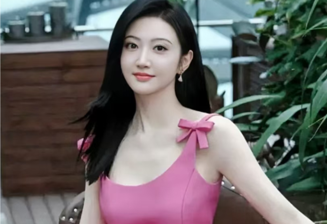 景甜风波后首次现身！打扮精致身形清瘦，三名保镖陪同逛商场