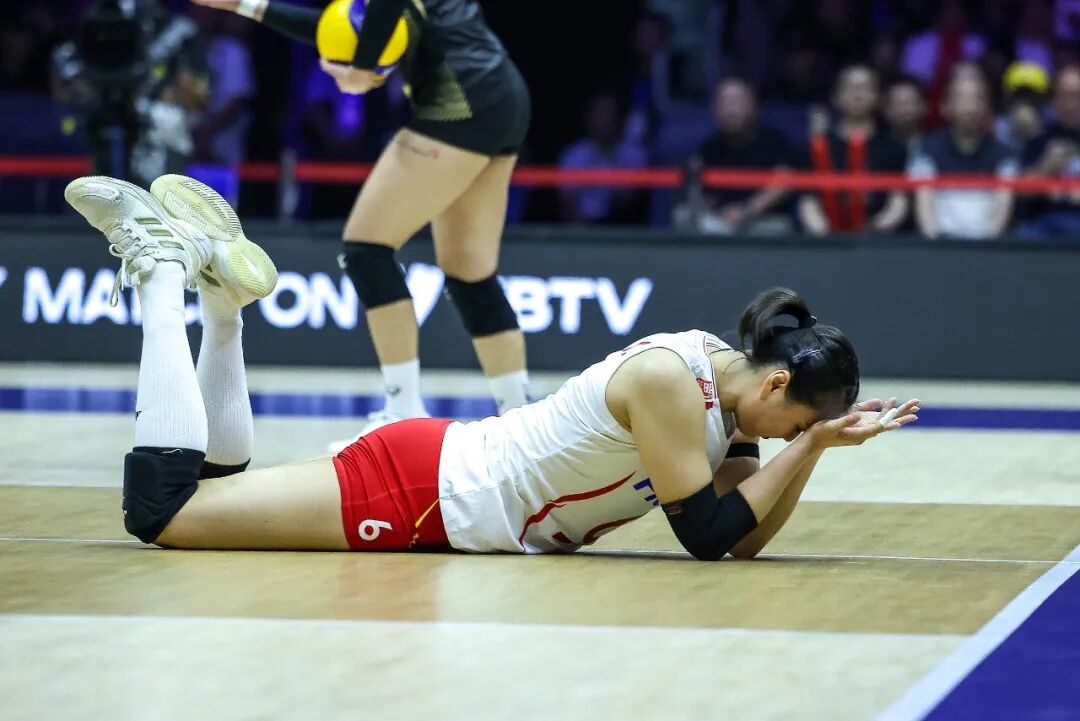 2:3惜败泰国，中国女排亚锦赛摘银，无缘洛杉矶奥运直通资格