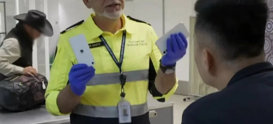 诡异!13名华人被拒入境,带的东西都一样,排队上厕所