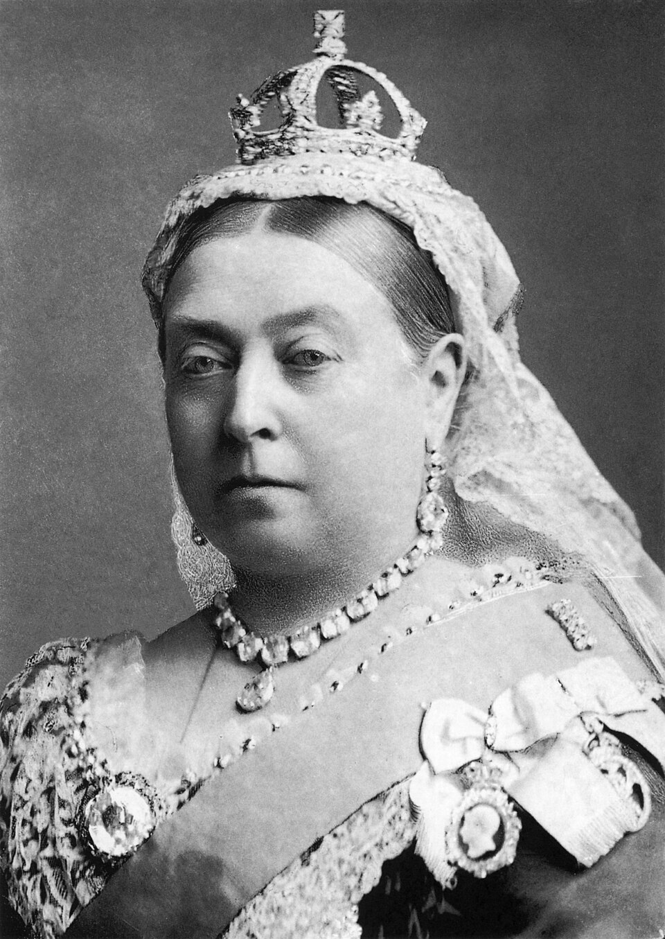 英尘封9年大桥推人案嫌犯落网！网友扒皮竟是英王室蓝血后裔，一直有高人帮他掩罪？