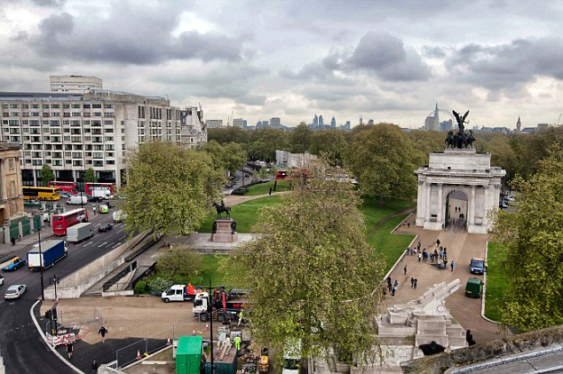 英尘封9年大桥推人案嫌犯落网！网友扒皮竟是英王室蓝血后裔，一直有高人帮他掩罪？