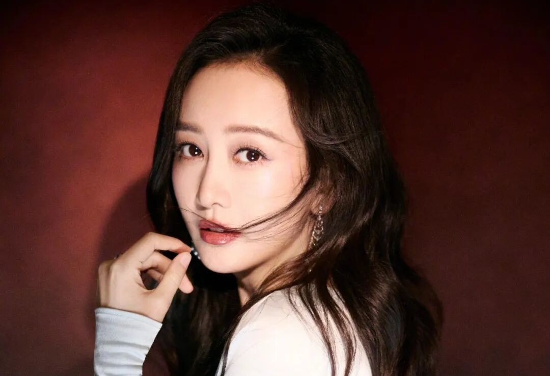 女演员王鸥发文：目前独自养育一个孩子；今年3月透露自己单身；曾多次被拍到与德云社演员何九华同框互动