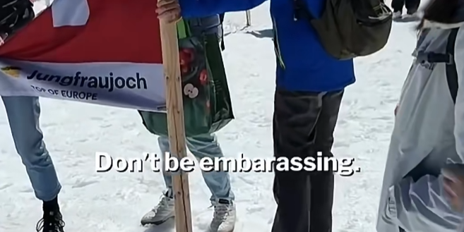 华人吵架吵到雪山顶！为了打卡照片，女子带70岁老人没排队，称“尊老爱幼是华人传统”
