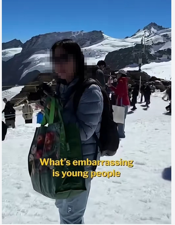 华人吵架吵到雪山顶！为了打卡照片，女子带70岁老人没排队，称“尊老爱幼是华人传统”