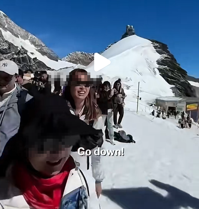 华人吵架吵到雪山顶！为了打卡照片，女子带70岁老人没排队，称“尊老爱幼是华人传统”