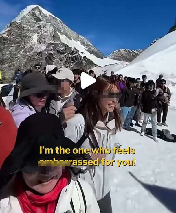华人吵架吵到雪山顶！为了打卡照片，女子带70岁老人没排队，称“尊老爱幼是华人传统”