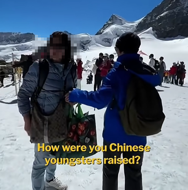 华人吵架吵到雪山顶！为了打卡照片，女子带70岁老人没排队，称“尊老爱幼是华人传统”