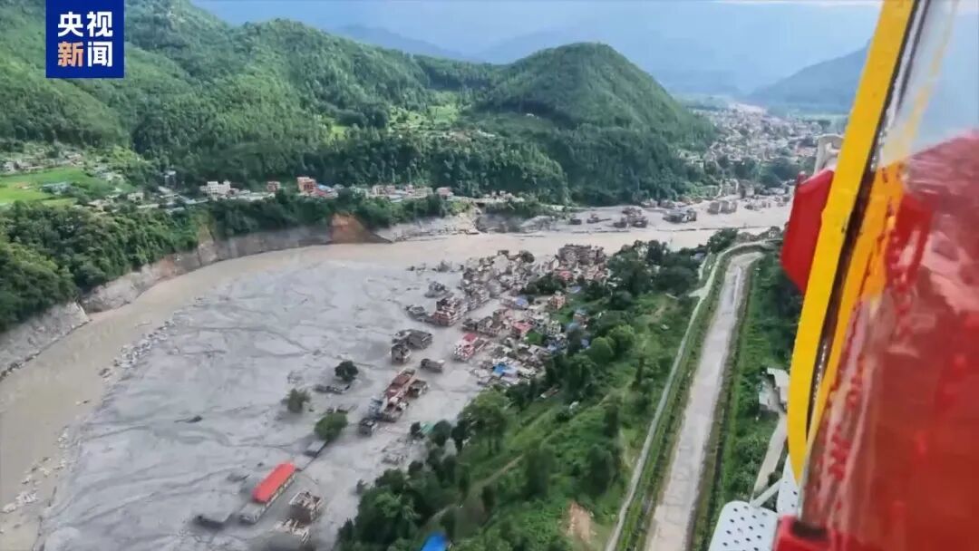 尼泊尔泥石流灾害遇难人数升至1127人!尼口岸一侧多个村镇不复存在,大量过境车辆与建筑物深陷淤泥,曾经人群熙攘的镇子目前只有搜救人员