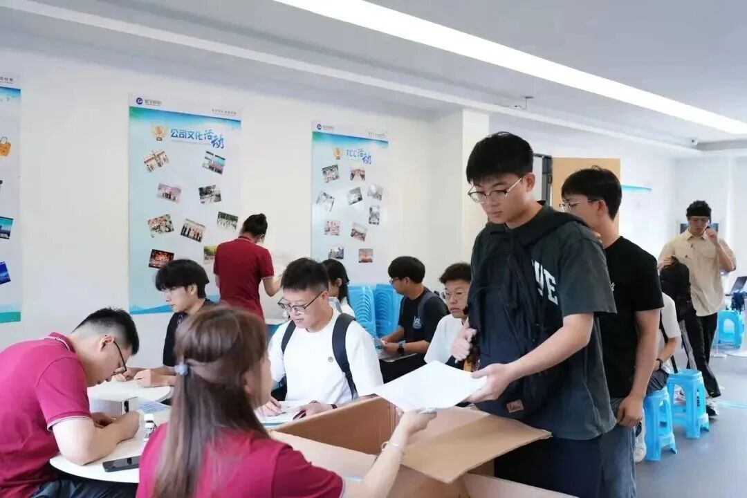 200亿龙头,被107个应届生上了一课
