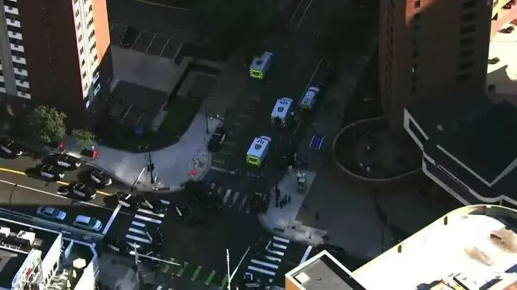 美国明尼阿波利斯枪击案已致3人死亡，嫌犯也丧命，目击者称听到近30声枪响